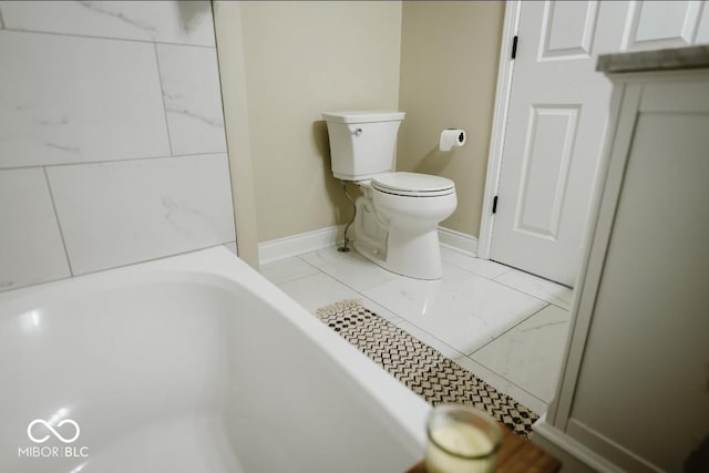 4504 Winthrop Ave, Indianapolis, IN 46205 - bathroom featuring baseboards, a bathtub, and toilet