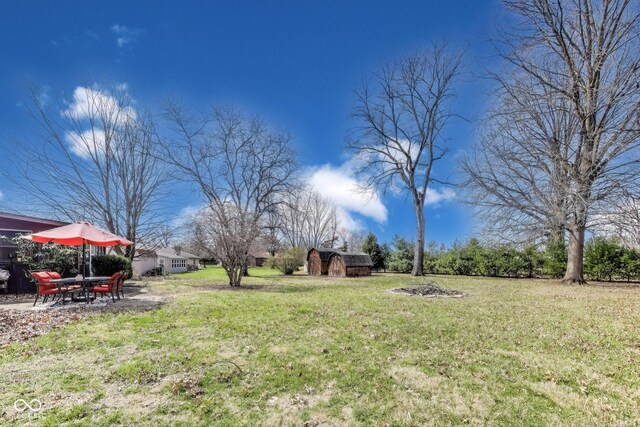 7152 Sandalwood Dr, Avon, IN 46123 - view of yard featuring an outdoor structure and a shed