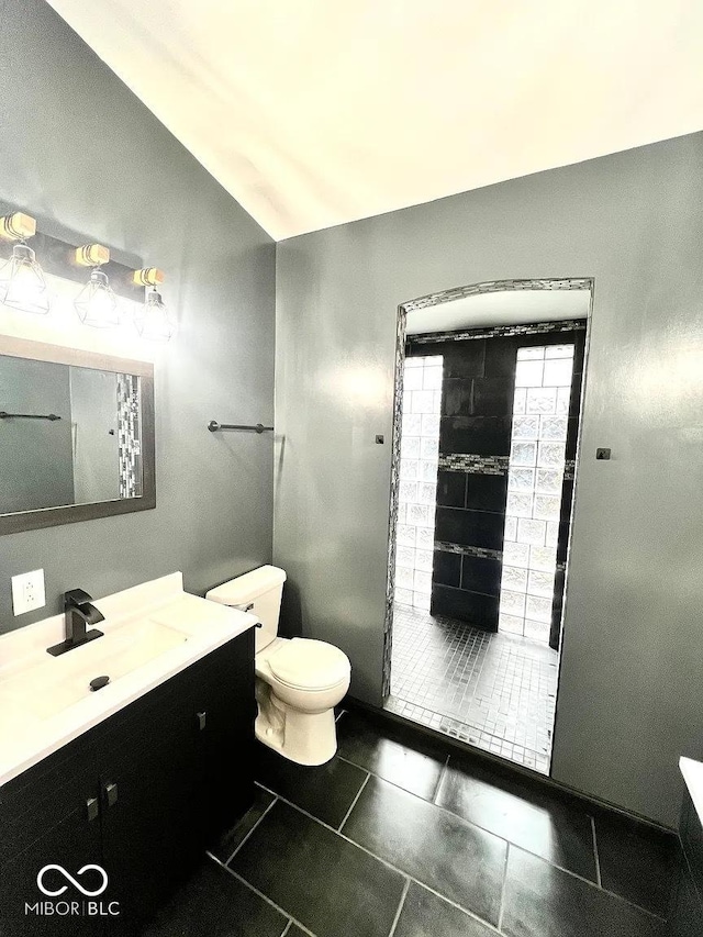 511 N Clark St, Lebanon, IN 46052 - full bathroom with tiled shower, toilet, and vanity