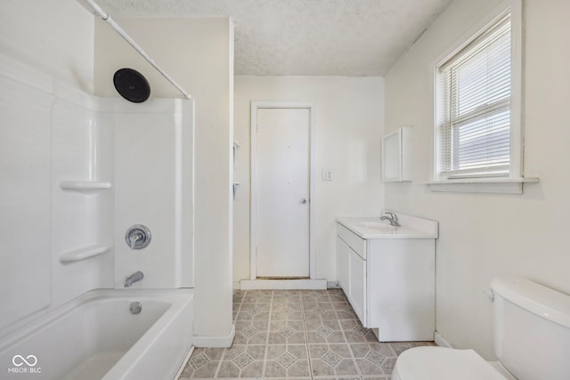 1039 S Ohio St, Martinsville, IN 46151 - full bath featuring toilet, a textured ceiling, shower / bathing tub combination, baseboards, and vanity