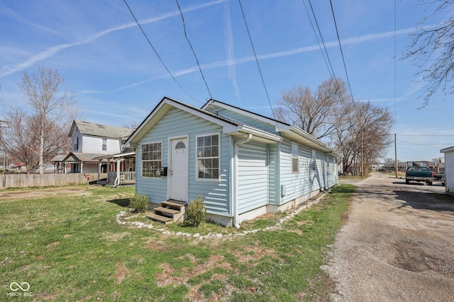 1039 S Ohio St, Martinsville, IN 46151 - view of property exterior with entry steps, fence, and a lawn