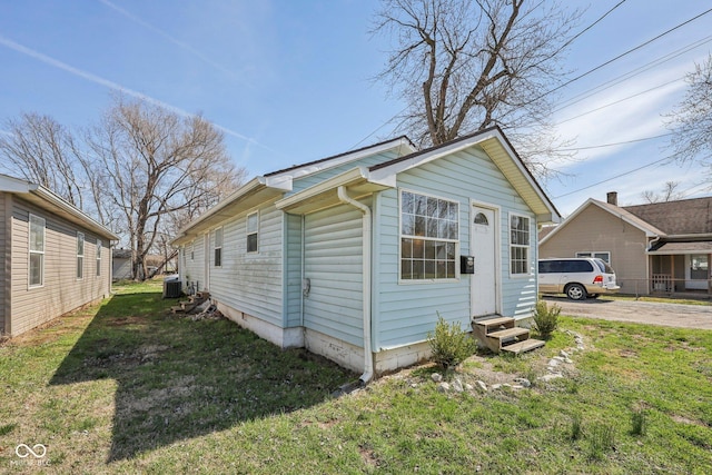 1039 S Ohio St, Martinsville, IN 46151 - view of side of property with entry steps, central air condition unit, and a yard