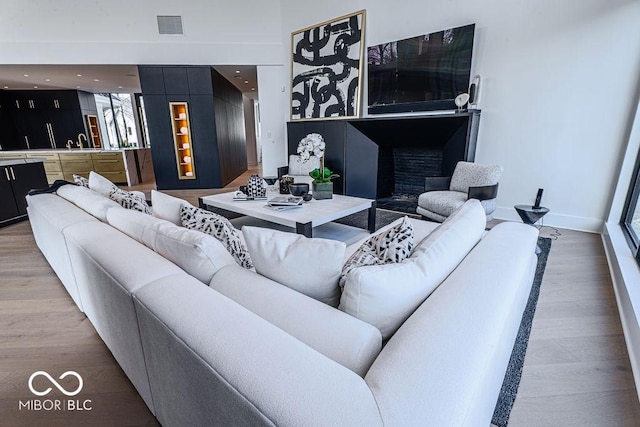 395 Breakwater Dr, Fishers, IN 46037 - living area featuring visible vents, recessed lighting, light wood-type flooring, and indoor bar