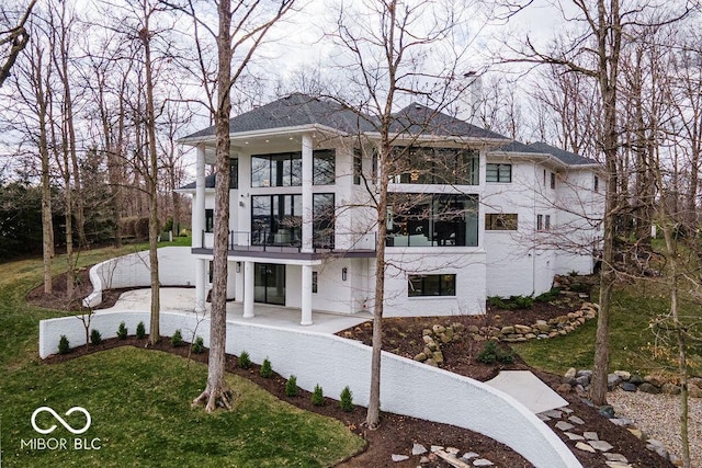 395 Breakwater Dr, Fishers, IN 46037 - view of front of home featuring a balcony and a front yard