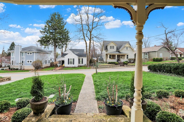 450 W Ash St, Zionsville, IN 46077 - view of yard featuring a residential view