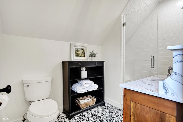 450 W Ash St, Zionsville, IN 46077 - full bath featuring vanity, vaulted ceiling, toilet, a shower, and baseboards