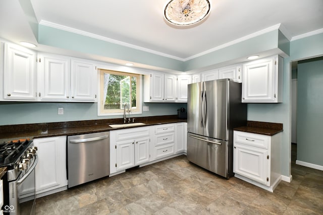 2700 Yellowwood Ct, Columbus, IN 47203 - kitchen featuring stainless steel appliances, a sink, crown molding, and white cabinetry