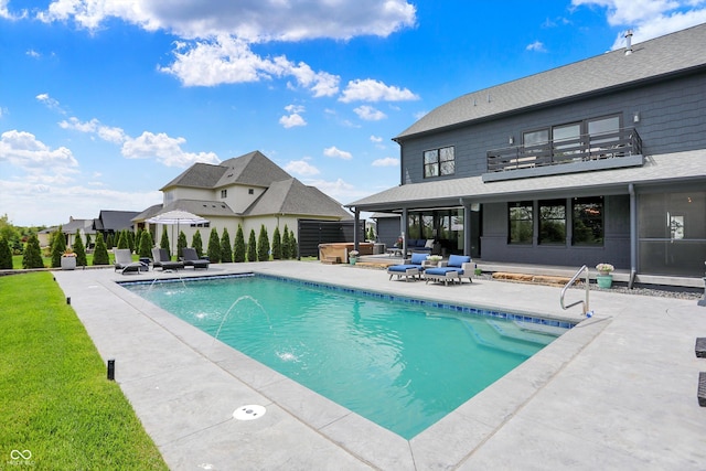 5120 Melbourne Pl, Zionsville, IN 46077 - swimming pool with a patio and a jacuzzi