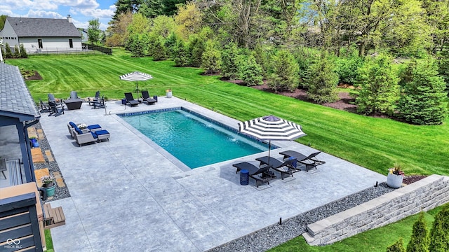 5120 Melbourne Pl, Zionsville, IN 46077 - swimming pool with a patio