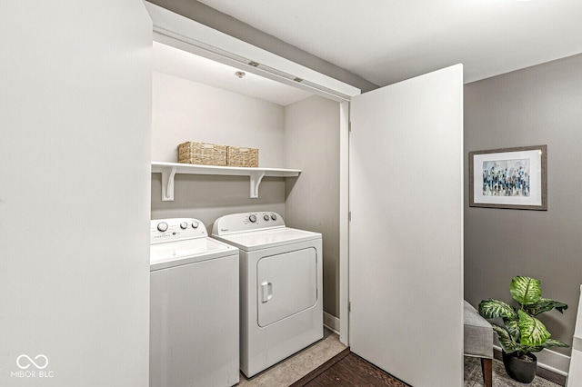 622 E 10th St Unit 206, Indianapolis, IN 46202 - laundry area featuring washer and dryer and baseboards