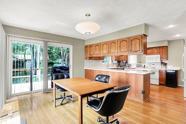 22 Point Ln, Arcadia, IN 46030 - dining space featuring light wood-style floors, a textured ceiling, recessed lighting, and an office area