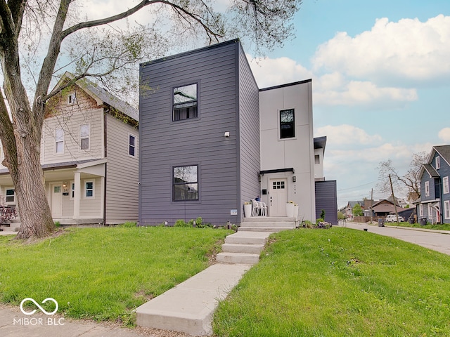 view of front facade featuring a front yard
