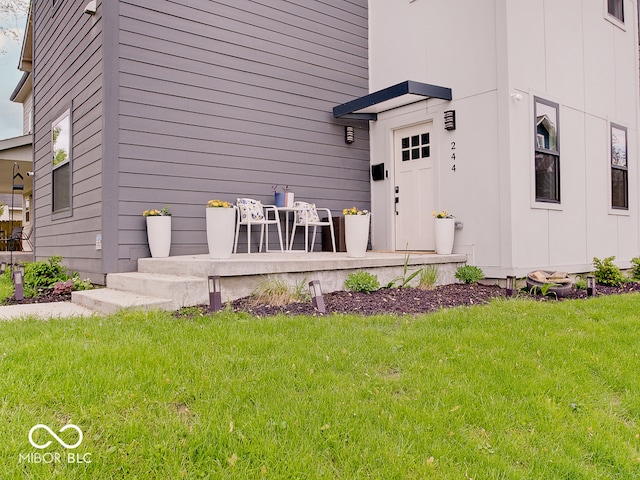 property entrance featuring a yard
