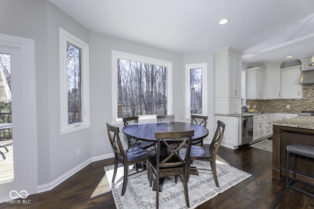 dining area with recessed lighting, dark wood-style floors, a healthy amount of sunlight, and baseboards