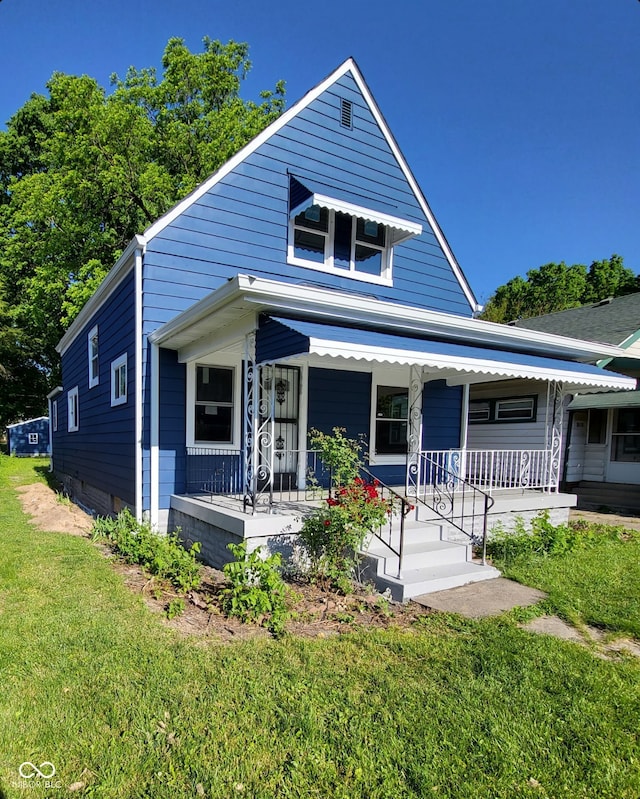 view of front of property featuring a front lawn and a porch
