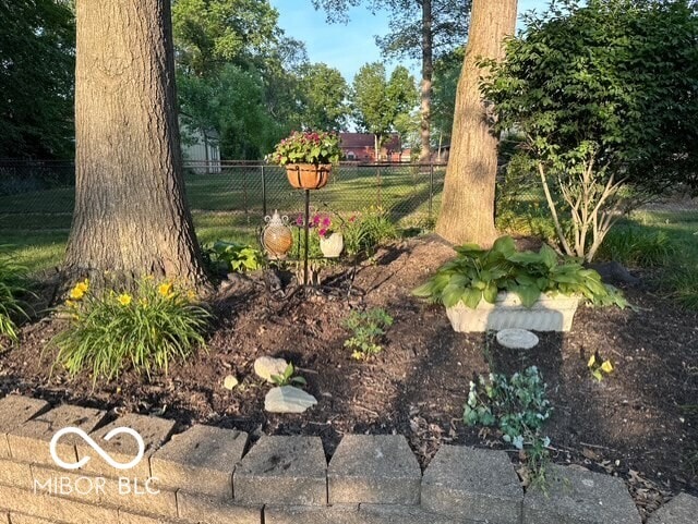 6820 W Forest Brook Dr, Fountaintown, IN 46130 - view of yard featuring fence