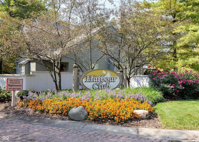view of community / neighborhood sign