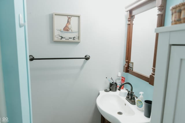 bathroom featuring a sink