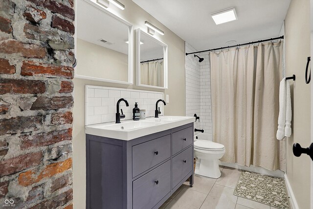 934 E Minnesota St, Indianapolis, IN 46203 - bathroom with toilet, tile patterned flooring, shower / bath combo with shower curtain, visible vents, and decorative backsplash