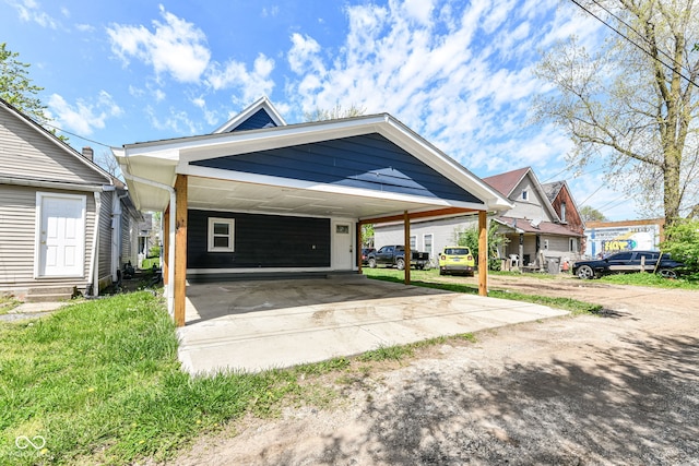 view of front facade featuring driveway and a carport