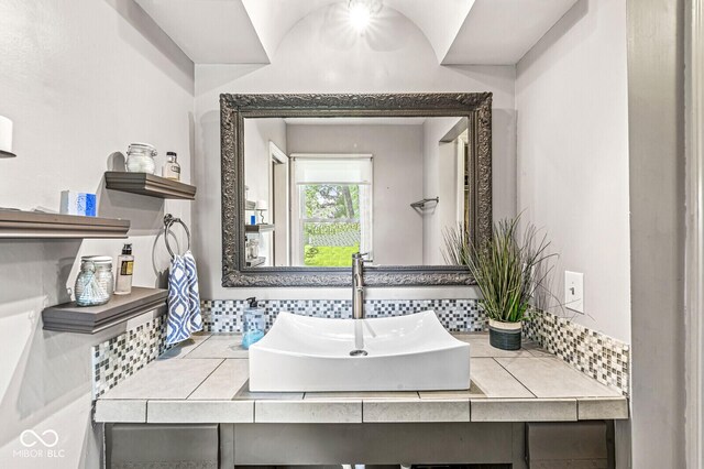 7138 Avalon Trail Ct, Indianapolis, IN 46250 - bathroom featuring vanity
