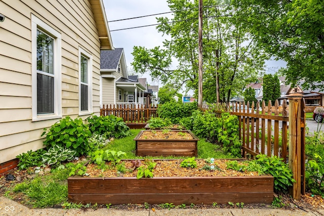 902 Villa Ave, Indianapolis, IN 46203 - view of yard with a garden and fence