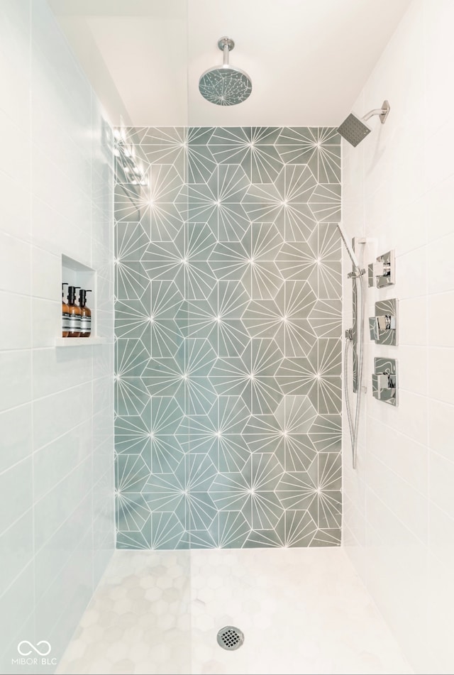 1802 Bellefontaine St, Indianapolis, IN 46202 - bathroom with a tile shower