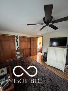 living room featuring wood finished floors and ceiling fan