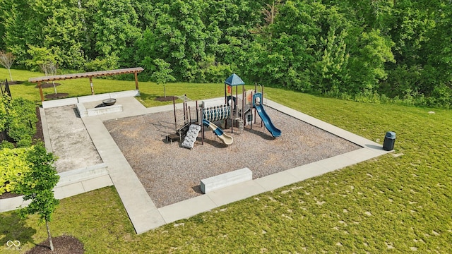 5130 Melbourne Pl, Zionsville, IN 46077 - community play area with a yard