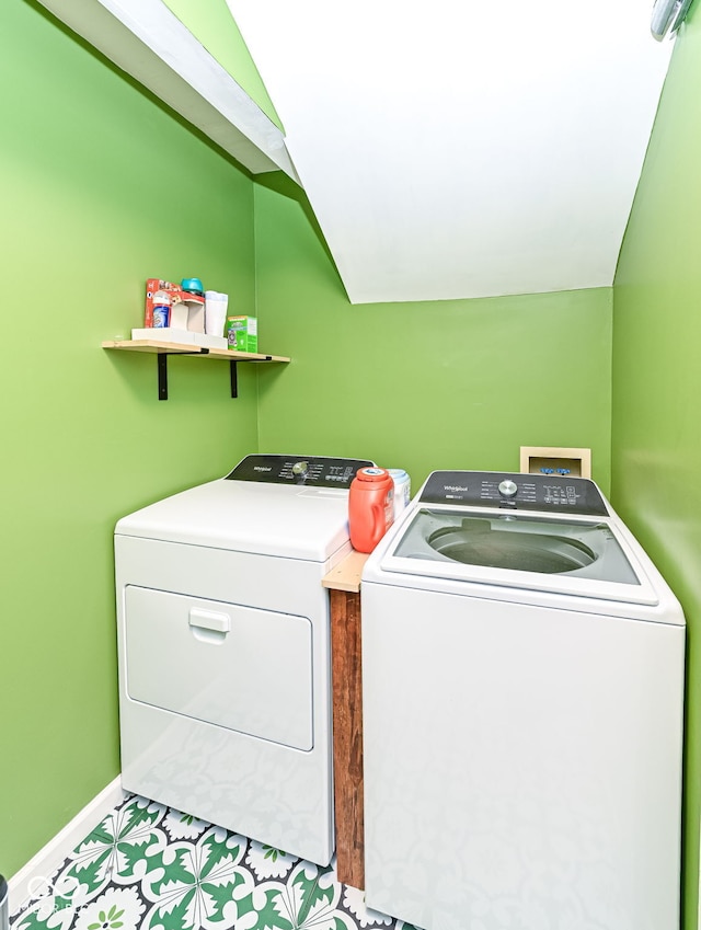 laundry room featuring laundry area, baseboards, and washing machine and dryer