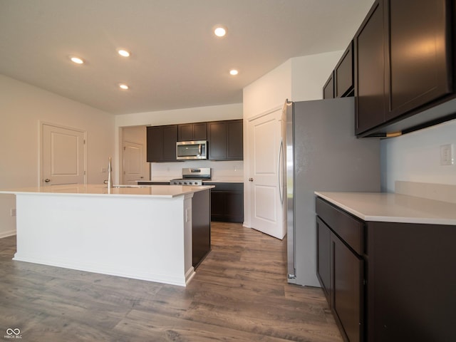 915 Saddlebrook Farms Blvd, Whiteland, IN 46184 - kitchen featuring stainless steel appliances, a center island with sink, recessed lighting, light countertops, and dark wood-style floors