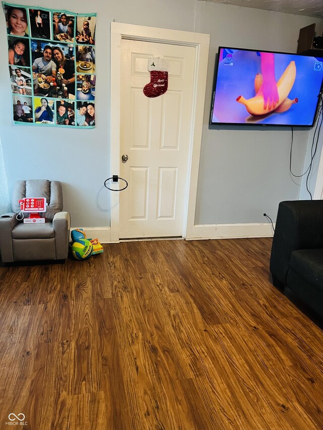 918 N Olney St, Indianapolis, IN 46201 - living area featuring wood finished floors and baseboards