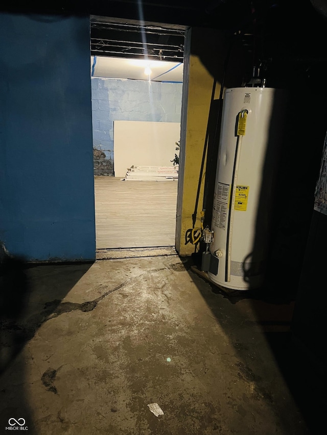 918 N Olney St, Indianapolis, IN 46201 - unfinished below grade area featuring water heater