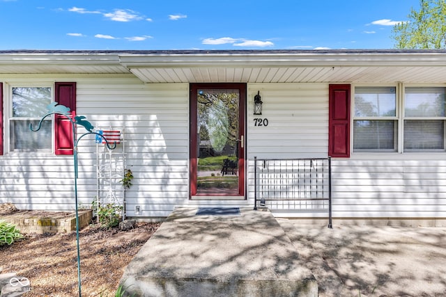 entrance to property featuring covered porch