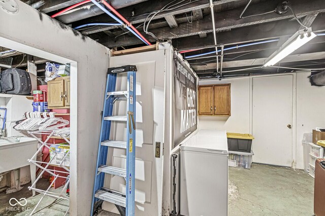 5028 Graceland Ave, Indianapolis, IN 46208 - unfinished below grade area with a sink
