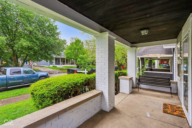 422 N Oxford St, Indianapolis, IN 46201 - view of covered porch