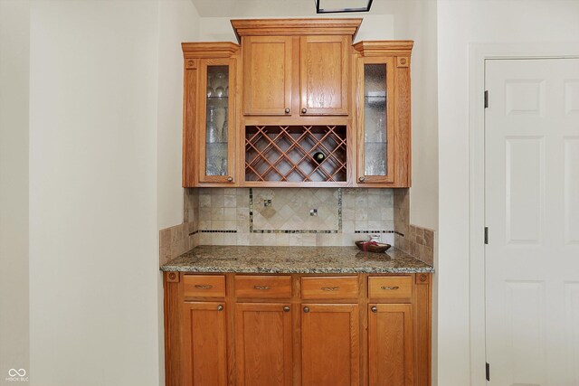 6869 W Winding, Mccordsville, IN 46055 - bar with decorative backsplash