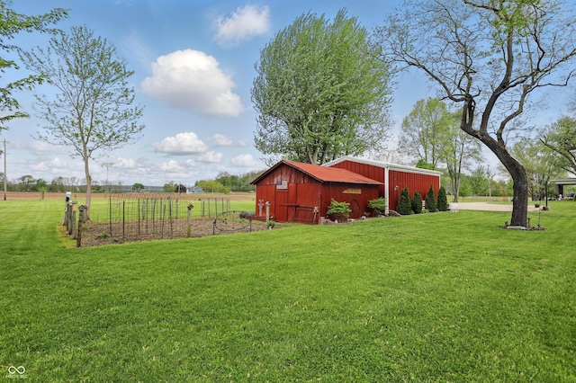 view of yard with an outbuilding
