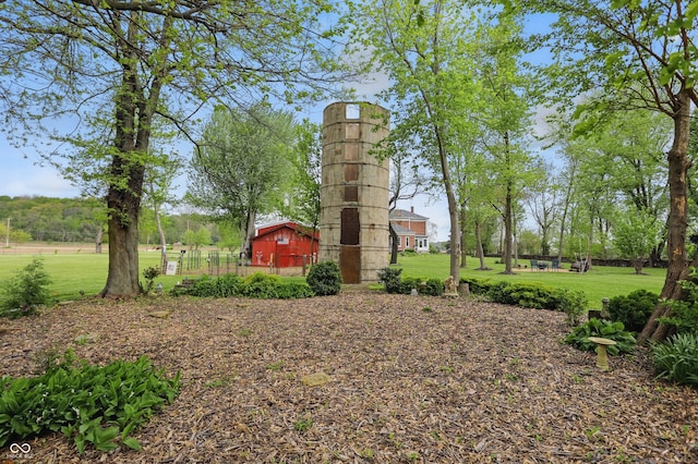 view of yard featuring an outdoor structure and a barn