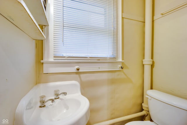 3619 Salem St, Indianapolis, IN 46208 - half bath featuring toilet