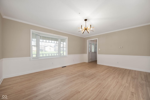 spare room with baseboards, an inviting chandelier, crown molding, light wood-style floors, and visible vents