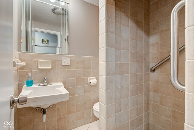 2205 Lafayette Rd, Crawfordsville, IN 47933 - bathroom featuring a tile shower, tile walls, toilet, and a sink