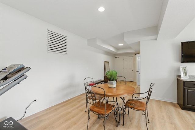 dining room with recessed lighting, baseboards, visible vents, and light wood finished floors