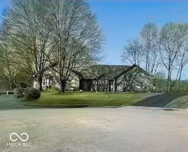 view of front of house featuring a front lawn