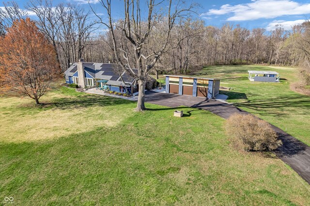 view of yard featuring a detached garage