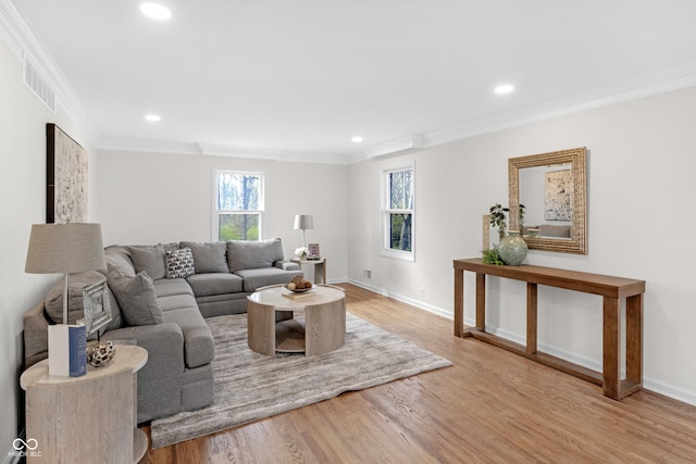 living area featuring wood finished floors, baseboards, visible vents, and recessed lighting
