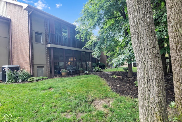 102 Knoll Ct Unit D, Noblesville, IN 46062 - view of grassy yard with a sunroom and a balcony