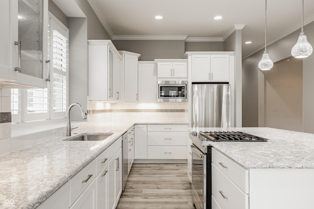 528 Dylan Dr, Carmel, IN 46032 - kitchen featuring stainless steel appliances, a sink, healthy amount of natural light, a center island, and recessed lighting