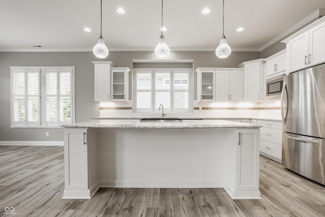 528 Dylan Dr, Carmel, IN 46032 - kitchen featuring stainless steel appliances, a sink, tasteful backsplash, white cabinets, and crown molding