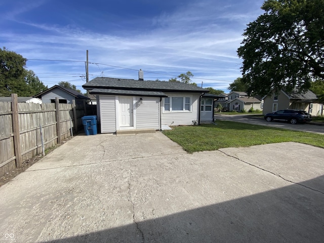1546 Kappes St, Indianapolis, IN 46221 - view of front of house with fence and a front lawn